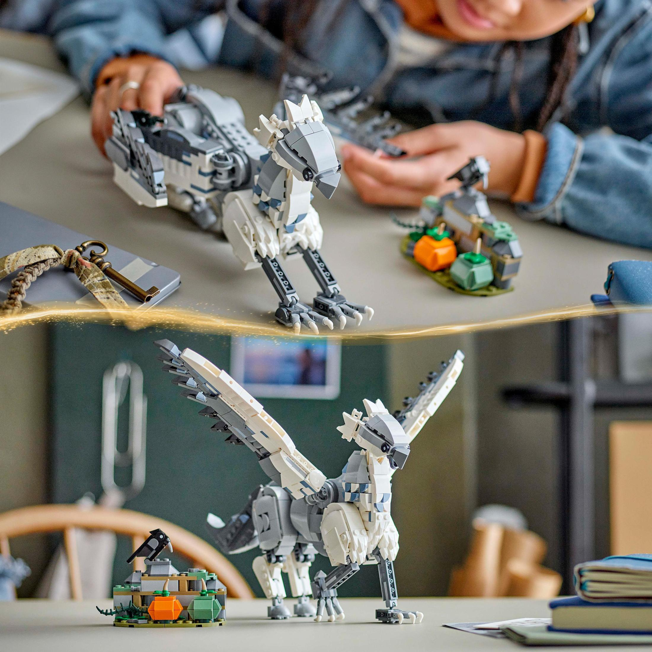 Zestaw Lego z ptakiem i figurkami. Tłem jest stół z kolejnymi modelami Lego.