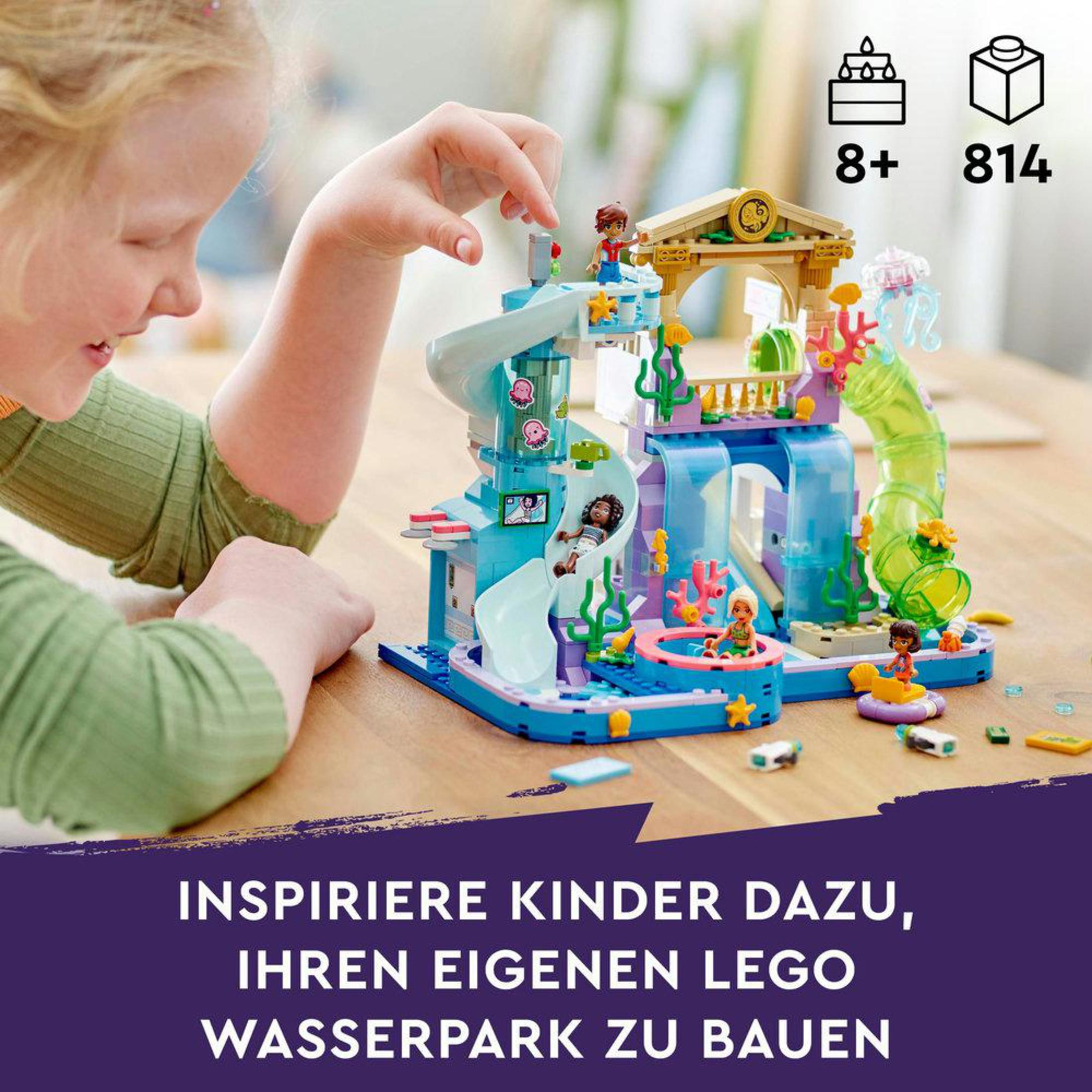 Dziewczynka bawi się zestawem Lego parku wodnego. Obecne różne figurki.