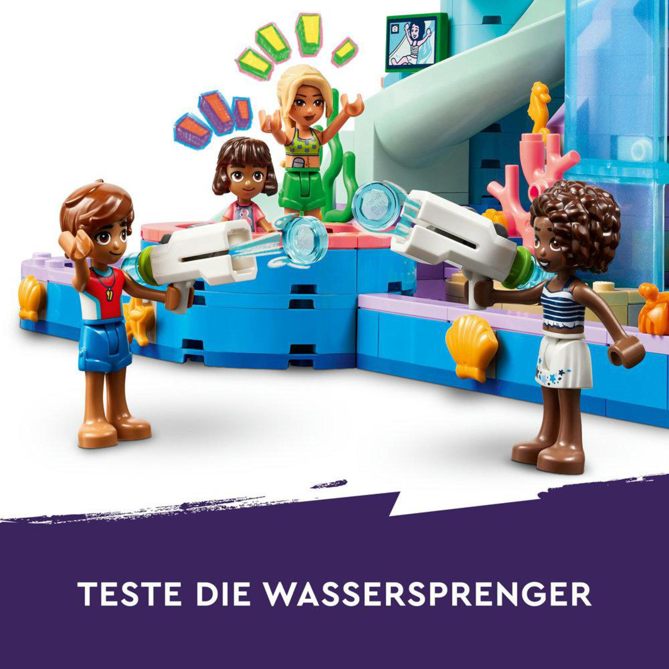 Zestaw Lego Friends z trzema figurkami bawiącymi się pistoletami na wodę, przed kolorową konstrukcją wodną.