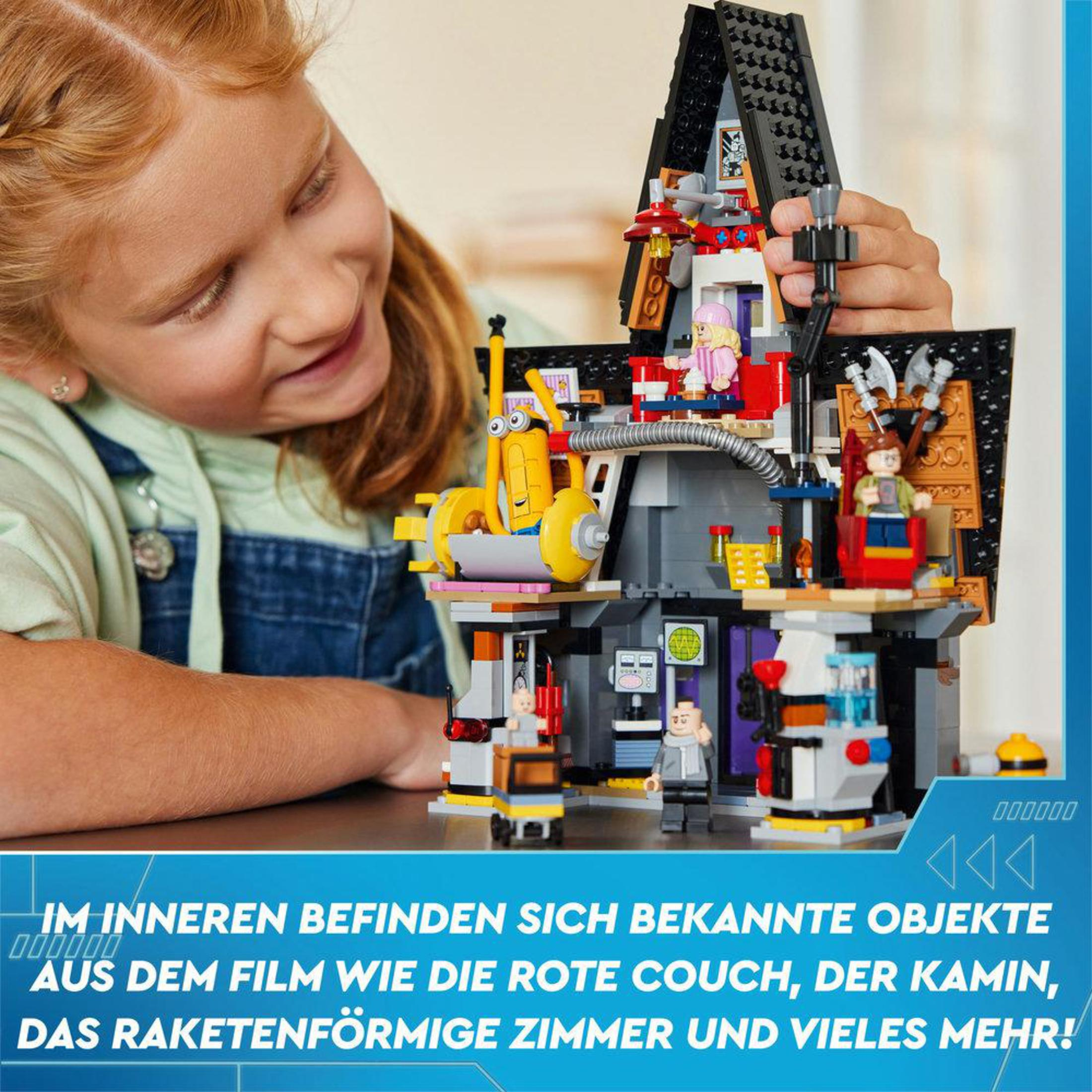 Une fille sourit à une maison Lego avec diverses pièces. Le texte mentionne des objets familiers comme le canapé rouge et la cheminée.