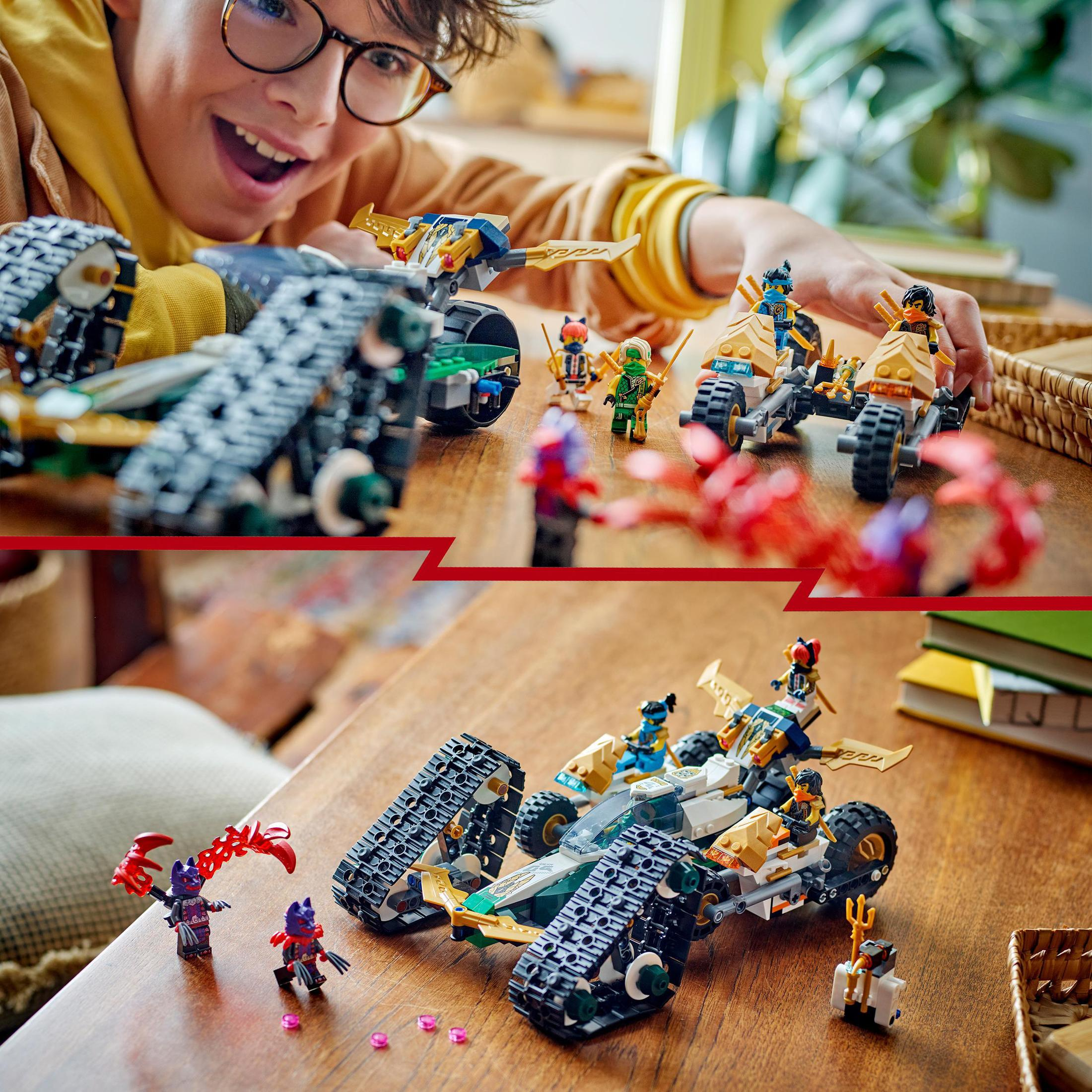 Chłopiec uśmiecha się, bawiąc się samochodami i figurkami Lego na drewnianym stole.