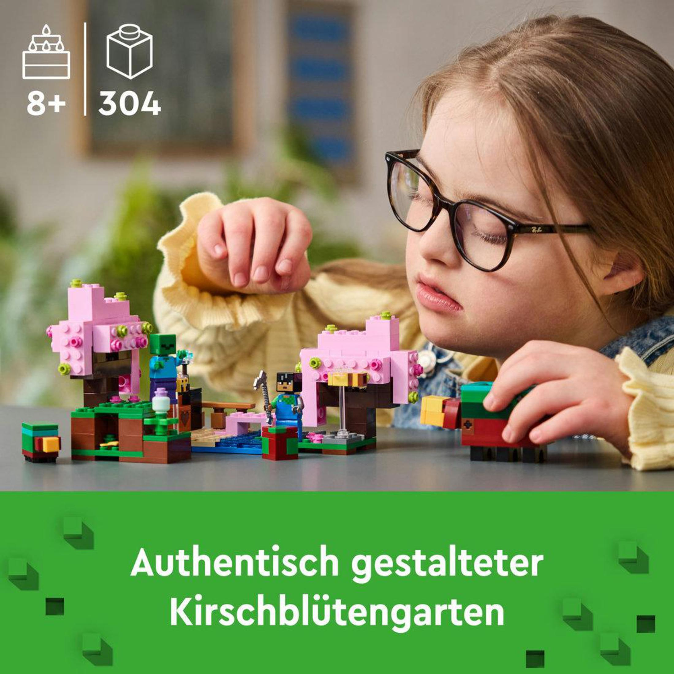 Een meisje met een bril bekijkt een Minecraft Kersenbloesemtuin set, met roze bomen en figuren.
