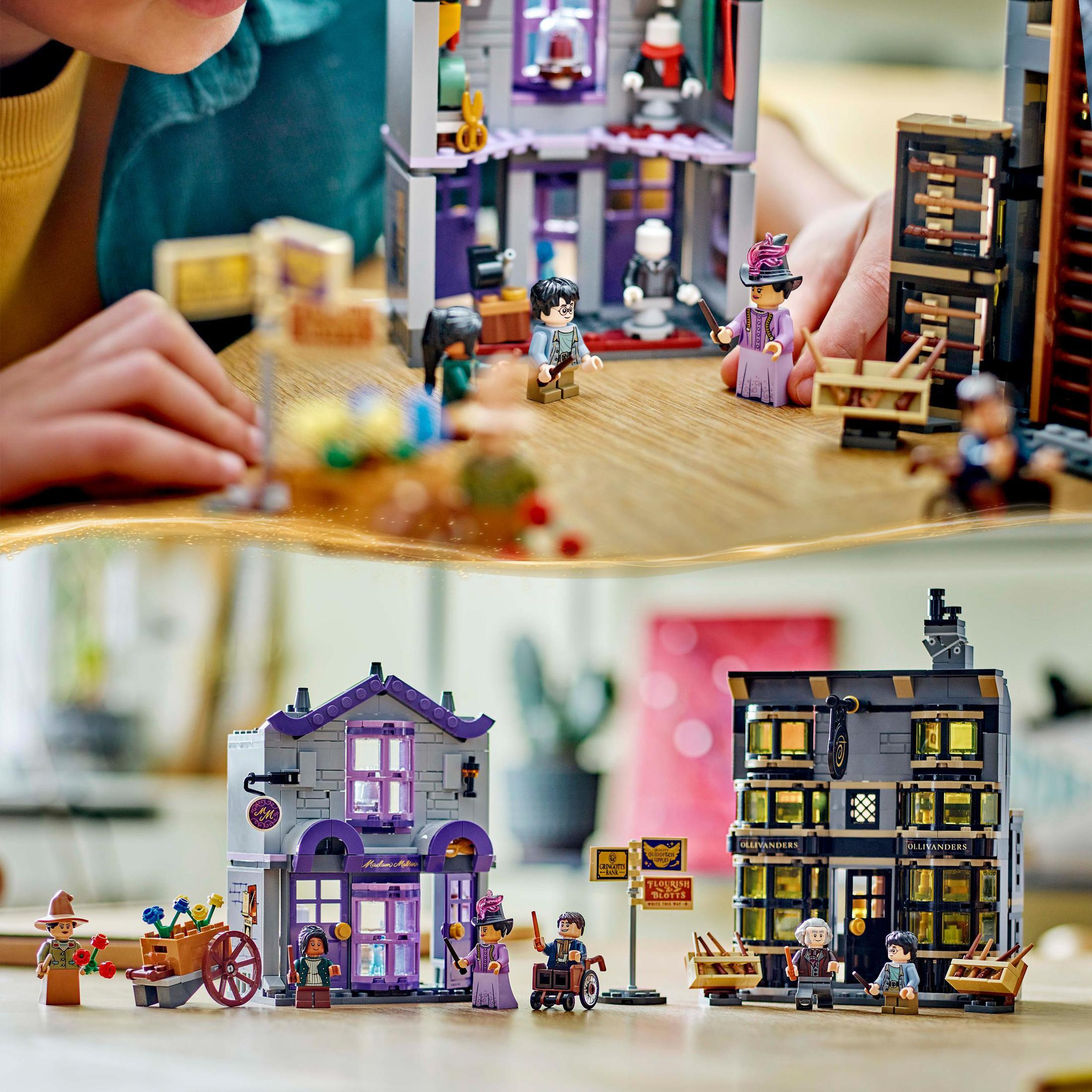 Due set Lego di un edificio a tema Harry Potter con minifigure.