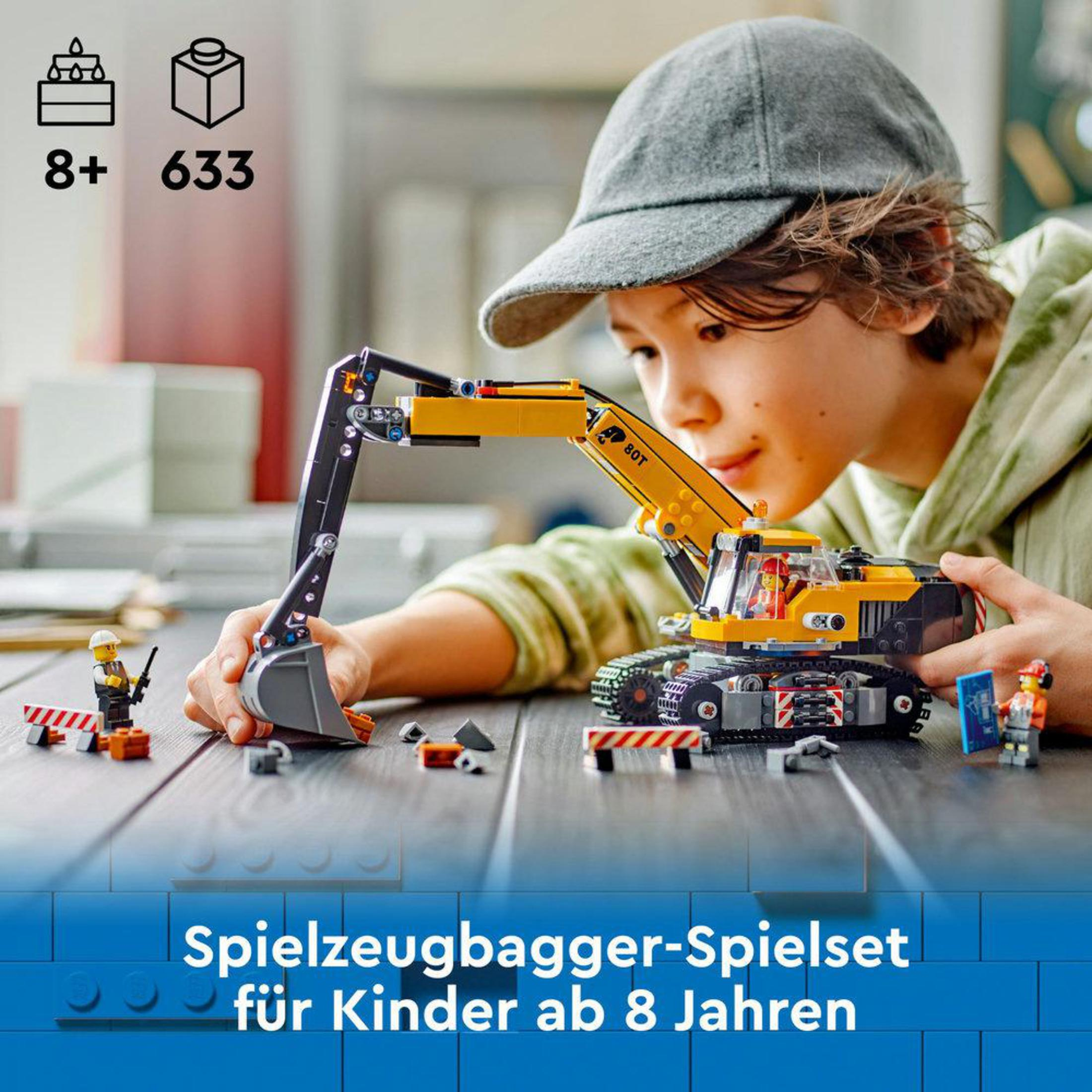 Ein Junge spielt mit einem Lego-Bagger-Set.