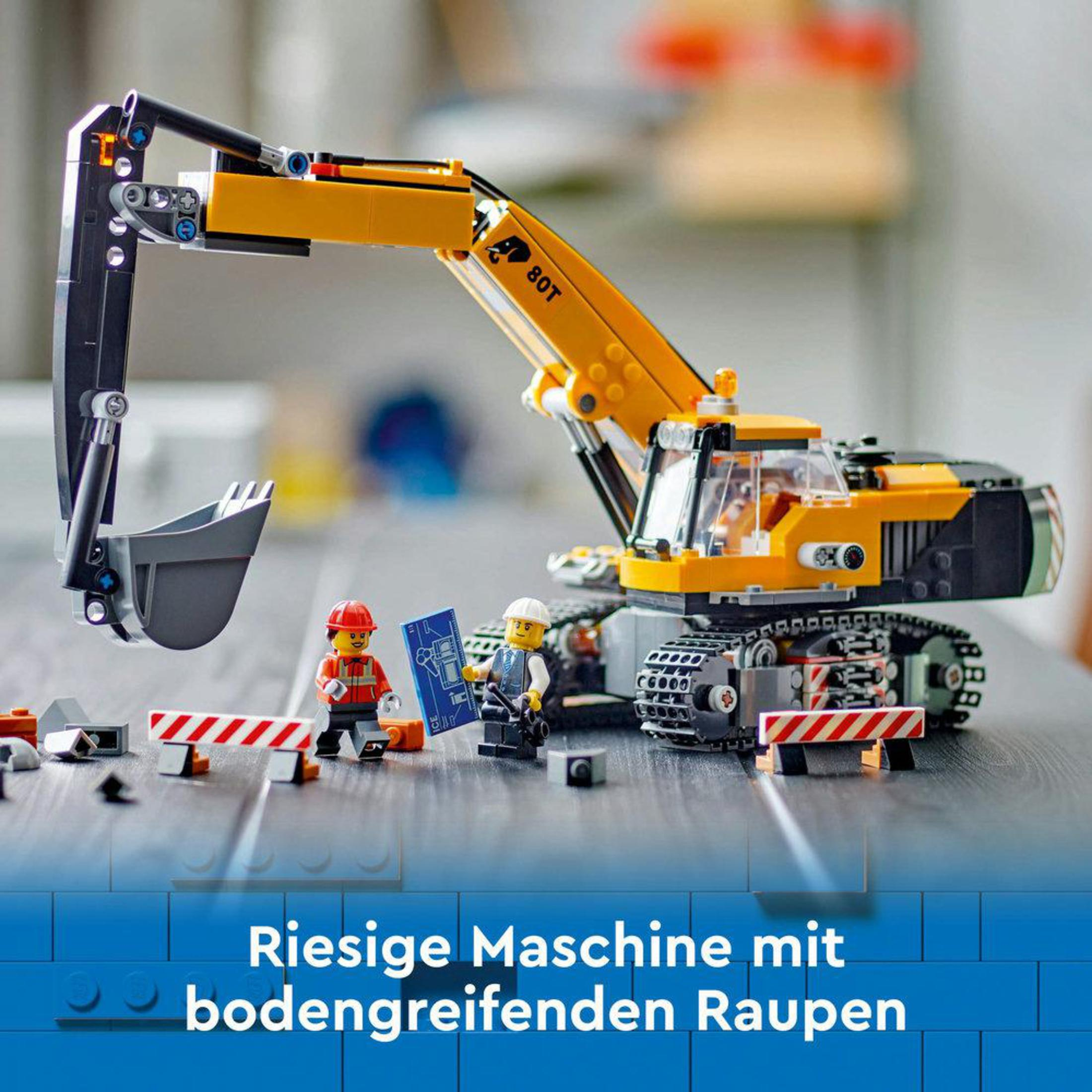 LEGO-Bausatz mit einem gelben Bagger, Minifiguren und Baustellenabsperrungen.