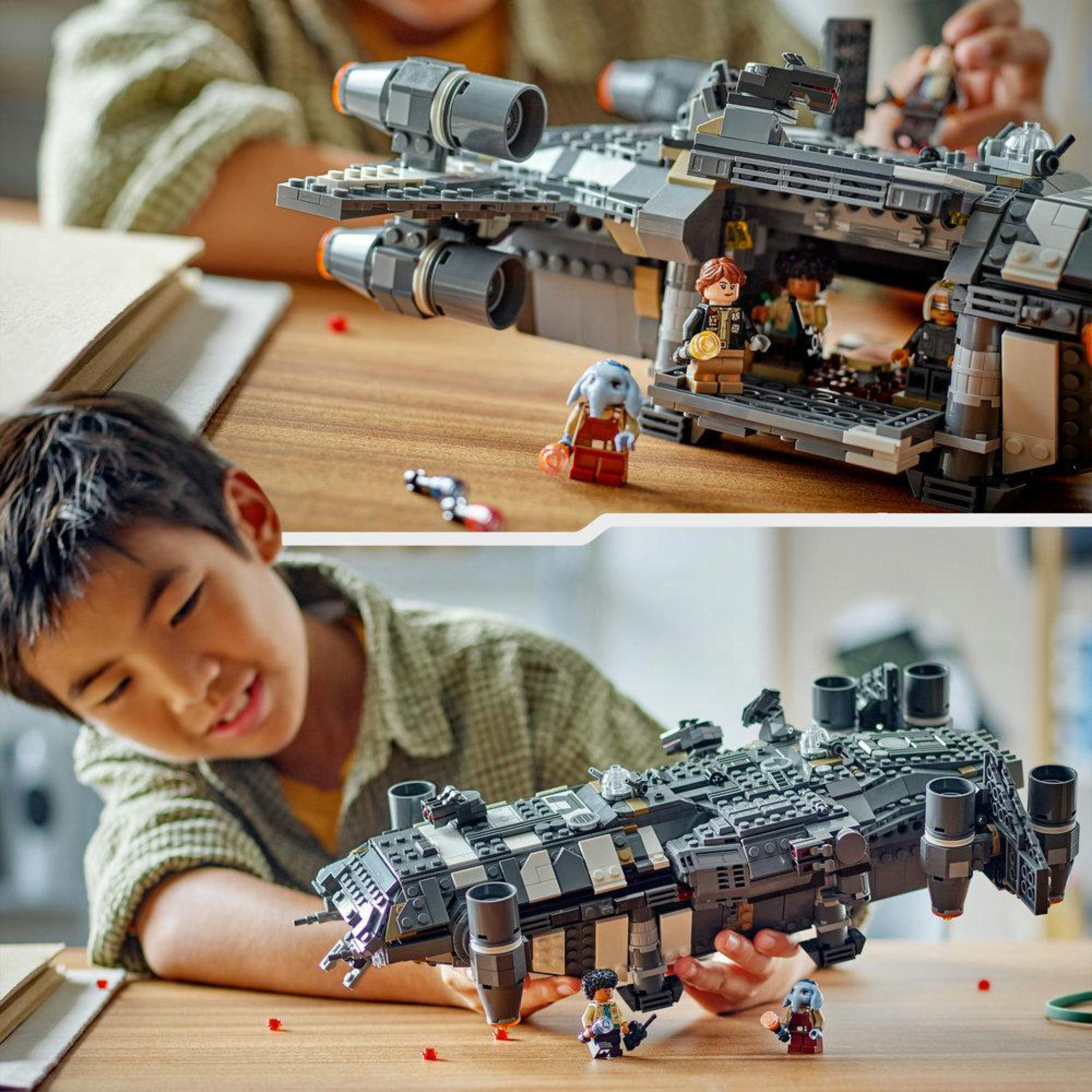 Twee kinderen spelen met een Star Wars Lego set met een ruimteschip en minifiguren.
