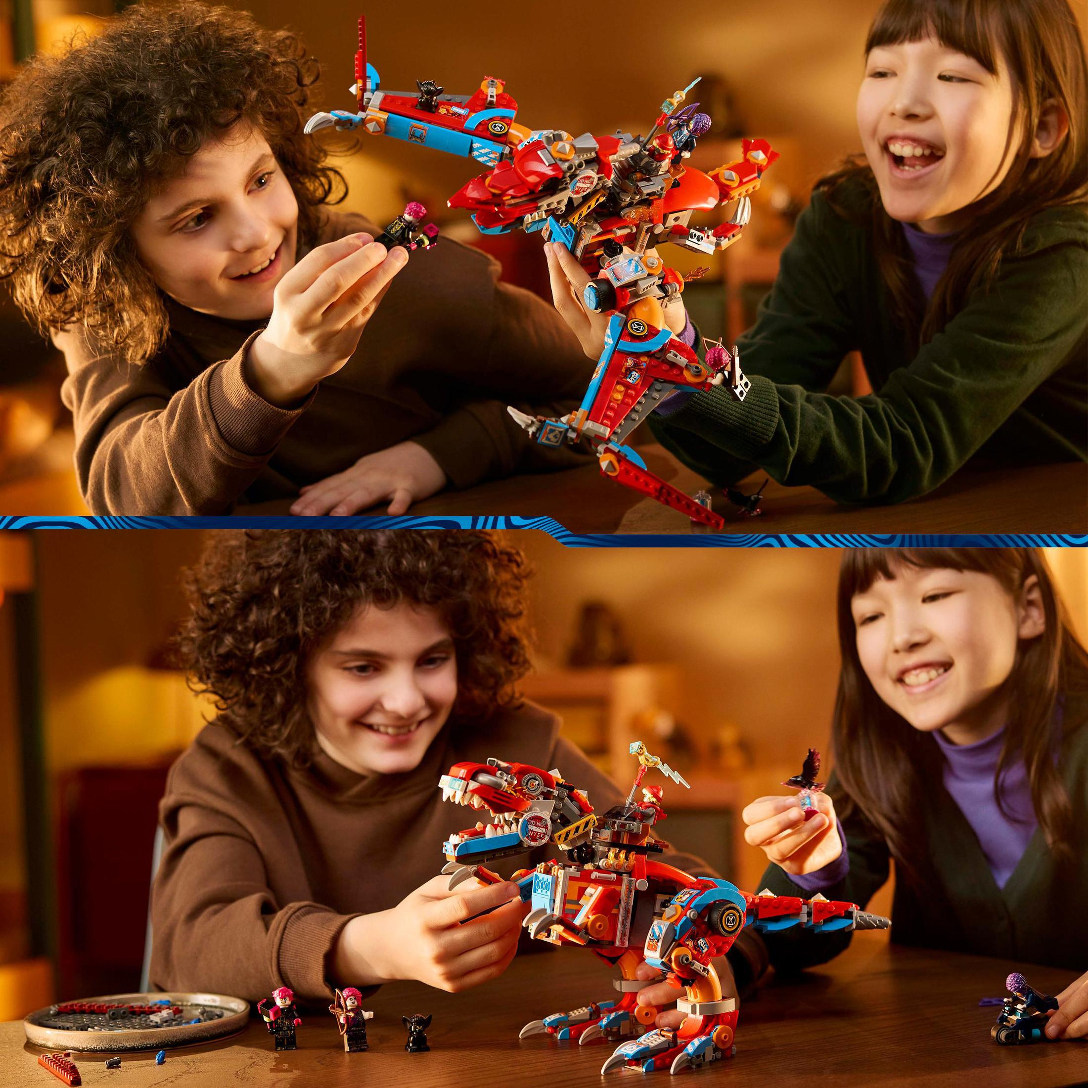 LEGO seti olan iki çocuk. Biri kırmızı ve mavi bir uçak, diğeri bir dinozor tutuyor. İkisi de gülümsüyor.