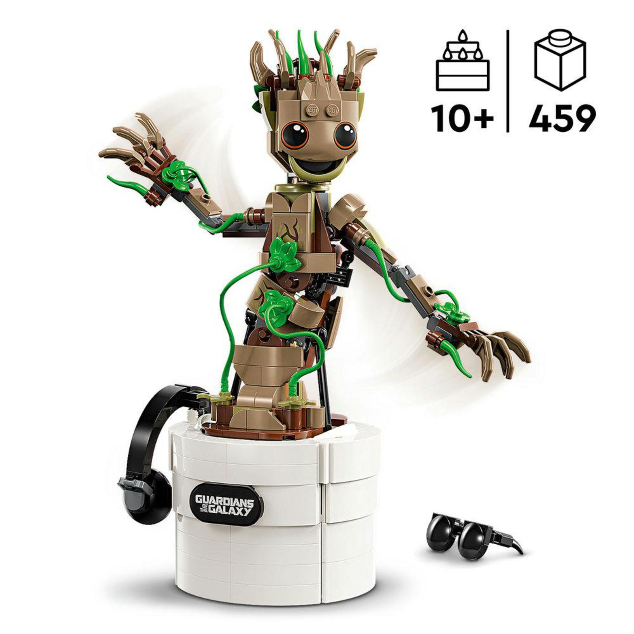 Figurka LEGO Groot z akcesoriami. Brązowe i zielone kolory. Biała podstawa. Zawiera okulary i ciasto.