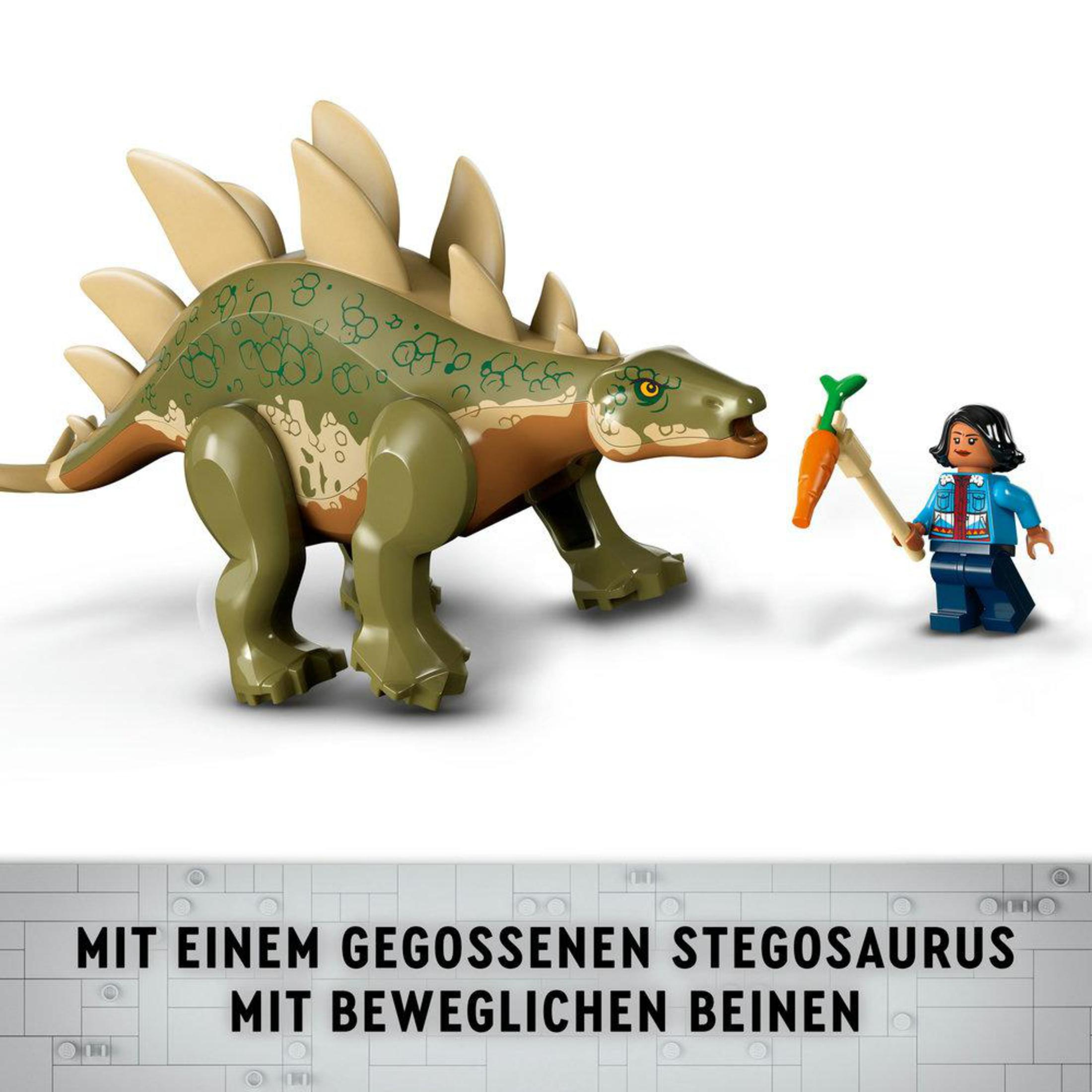 Lego Stegosaurus i minifigurka z marchewką. Białe tło.
