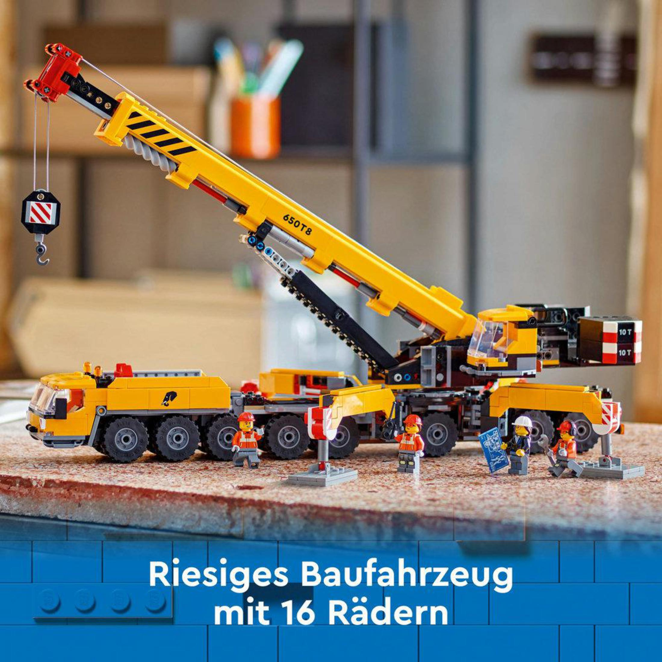 Camión grúa LEGO Technic, amarillo y negro, con varias figuras y detalles.