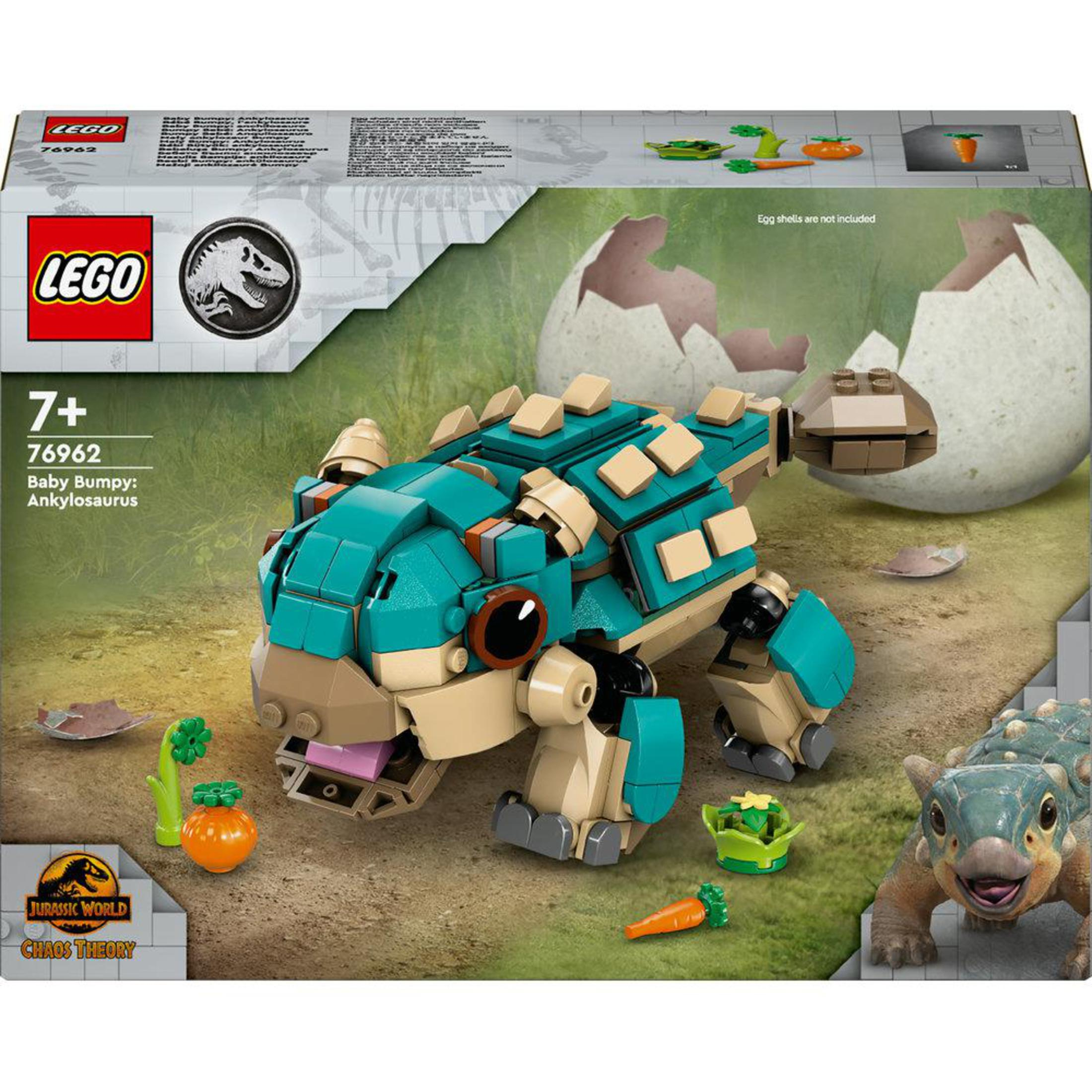 Set LEGO de un dinosaurio azul con un carro verde. Incluye una zanahoria y accesorios.