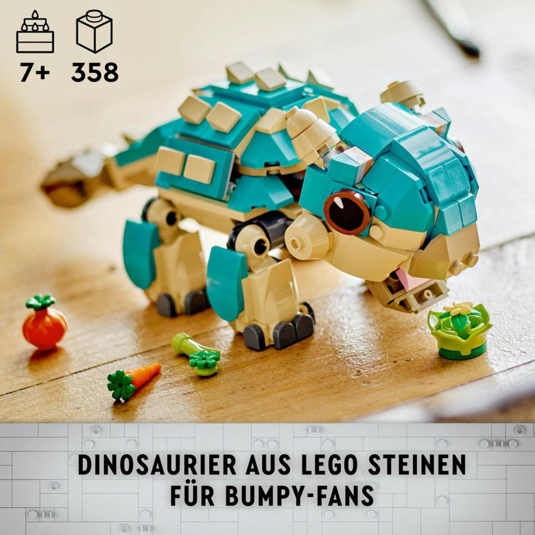Set LEGO de dinosaurio con un modelo de dinosaurio turquesa y beige y pequeños juguetes.