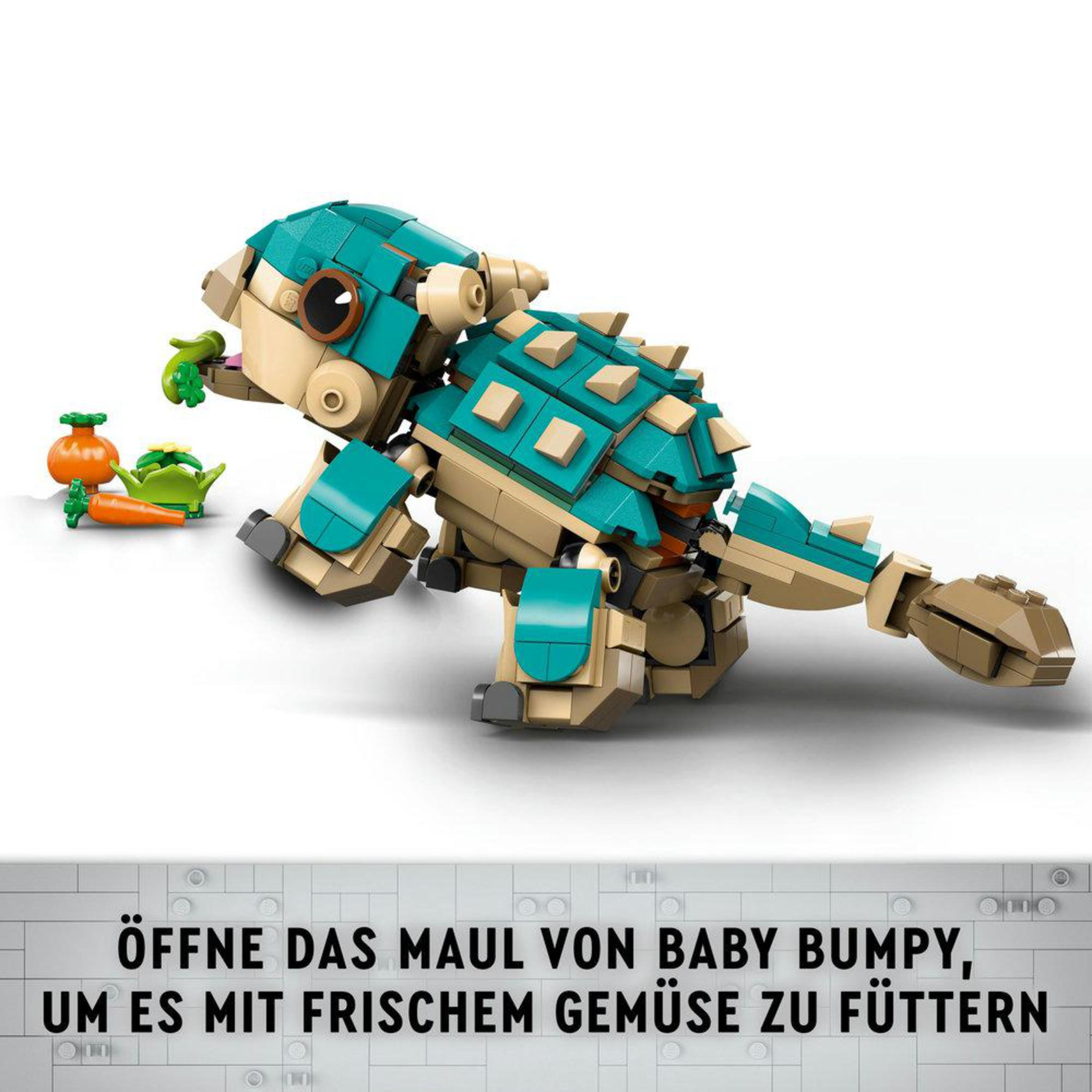 Dinosaurio Lego Baby Bumpy con cuerpo verde y detalles beige, con comida delante.