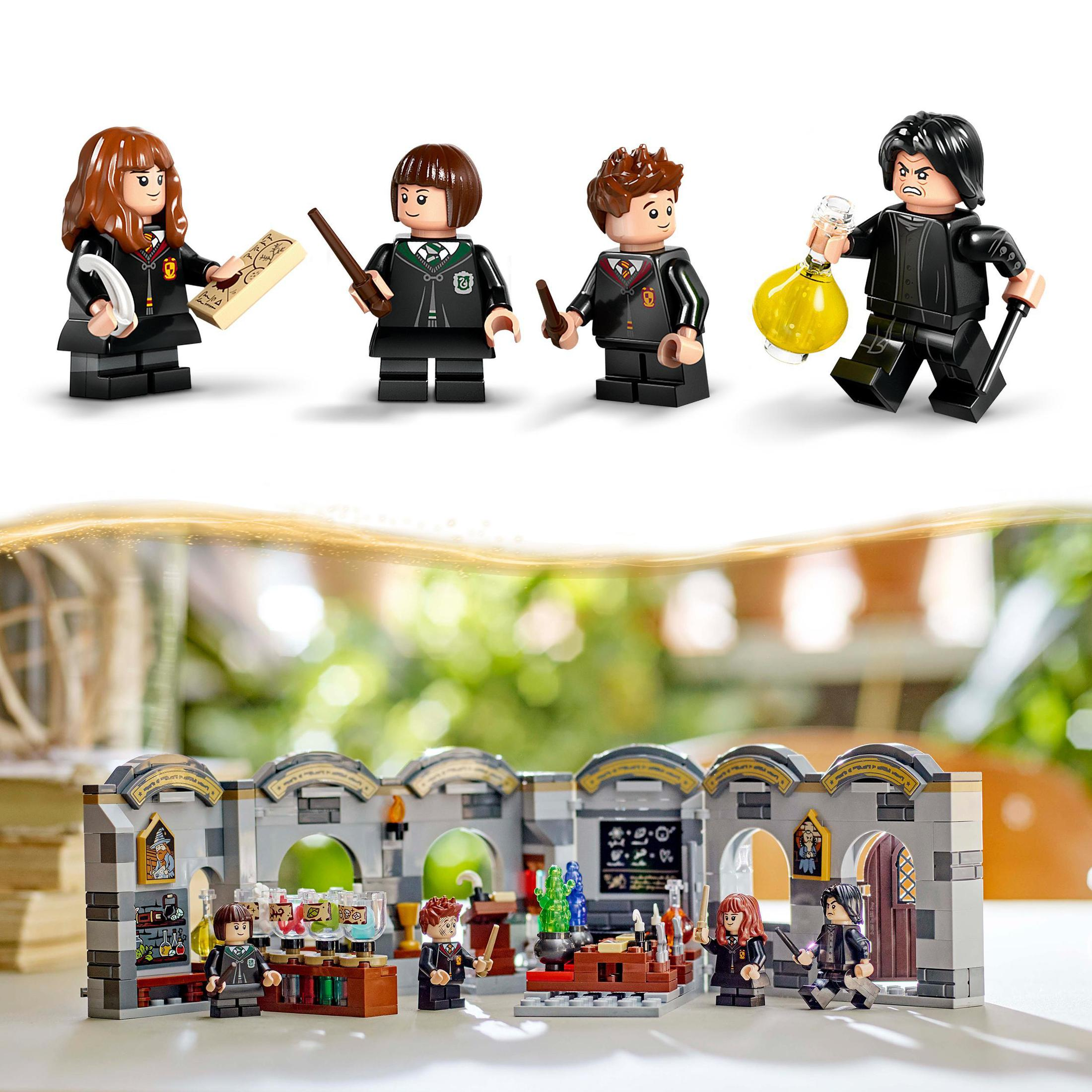 Lego Harry Potter Set mit Minifiguren von Charakteren in der Hogwarts-Halle. Enthält Hermine, Ron und andere.