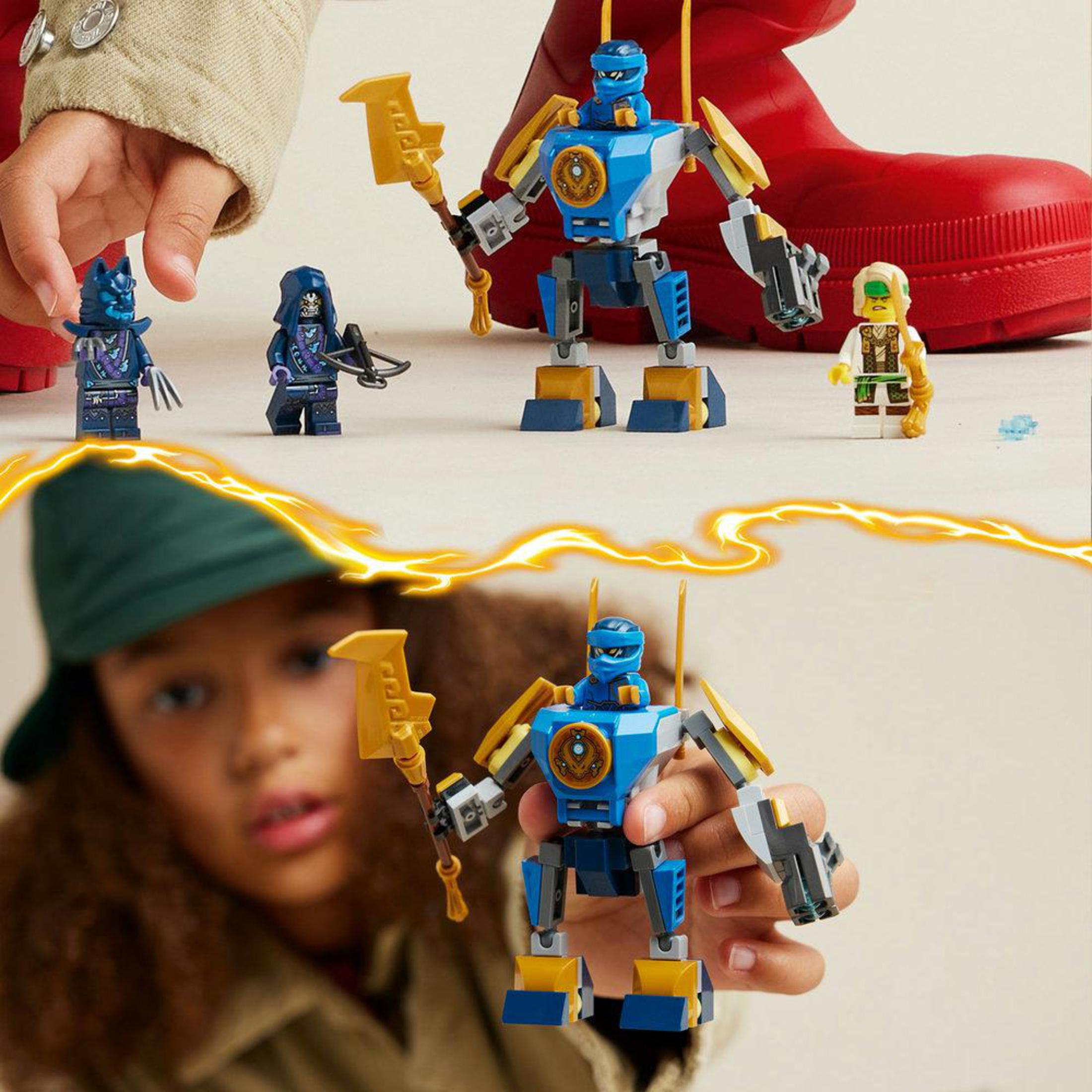 Een kind dat een blauwe en gouden Lego-robot vasthoudt, samen met andere Lego-figuren.