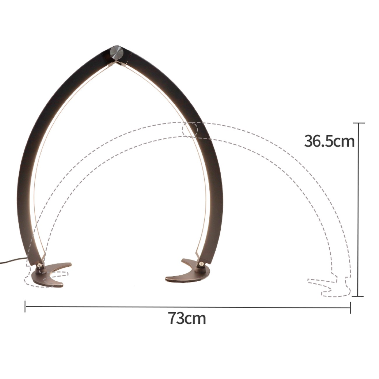 Schwarze Bogenlampe mit Maßangaben. Die Lampe hat einen Sockel und einen gebogenen oberen Teil mit integriertem Licht.