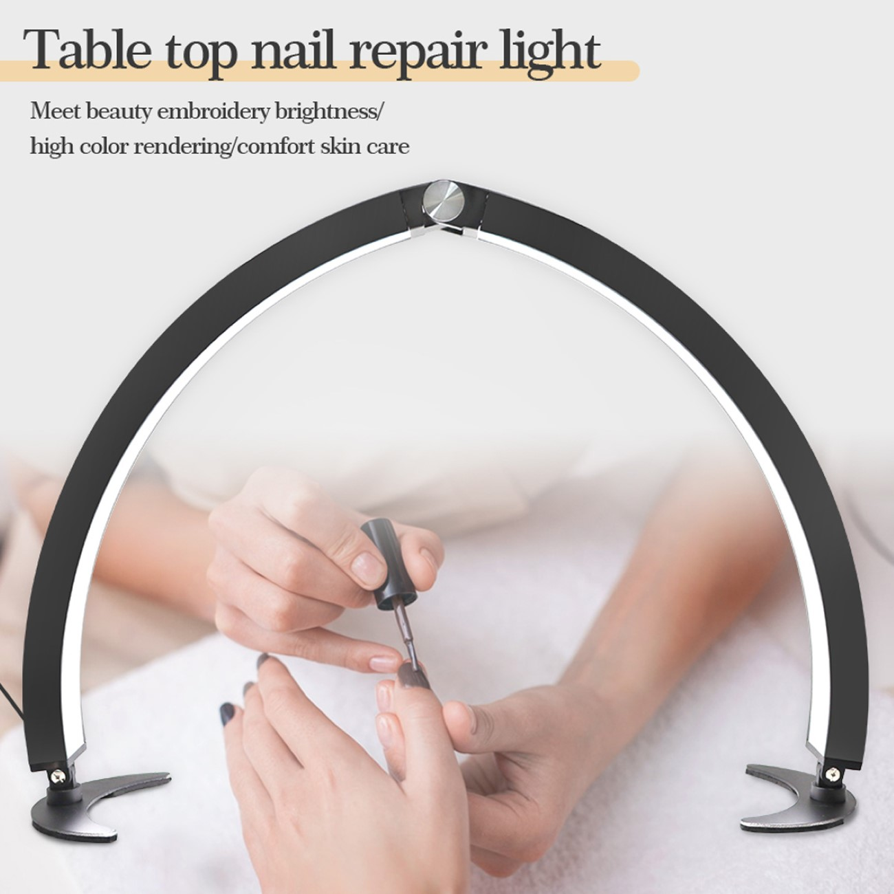 Eine Nagellampe mit Händen, eine Person trägt Nagellack auf einen Finger auf, auf einer weißen Oberfläche.
