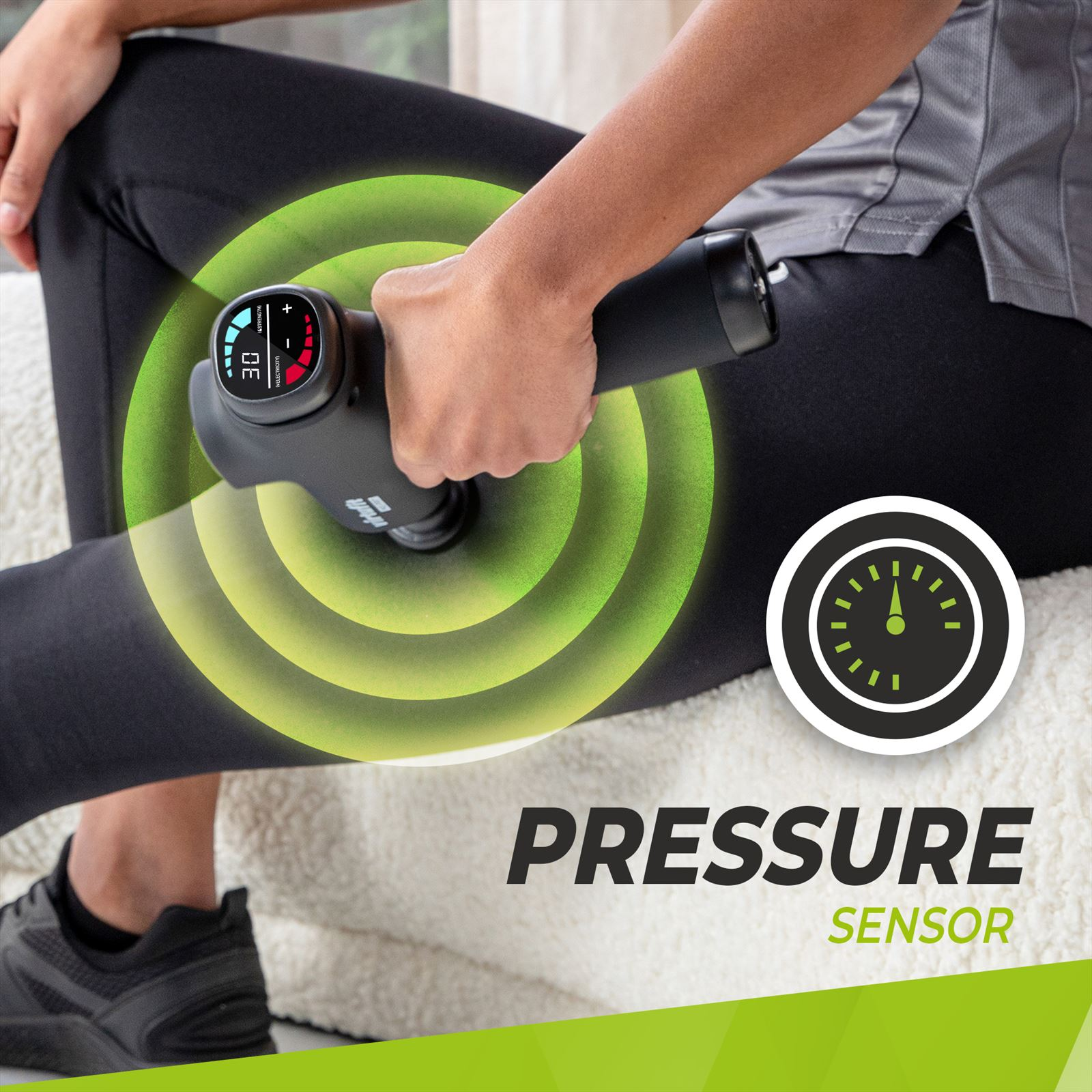 Eine Person benutzt eine schwarze Massagepistole auf einem weißen Sofa. Grüne Kreise und ein Drucksensor sind zu sehen.