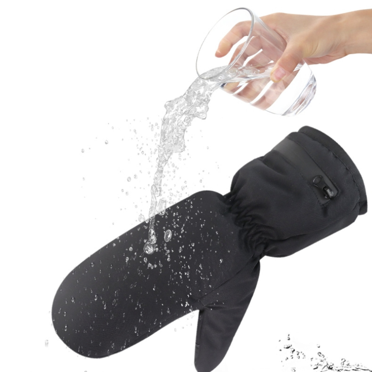 Ein schwarzer Fausthandschuh wird mit Wasser übergossen, Wassertropfen sichtbar.