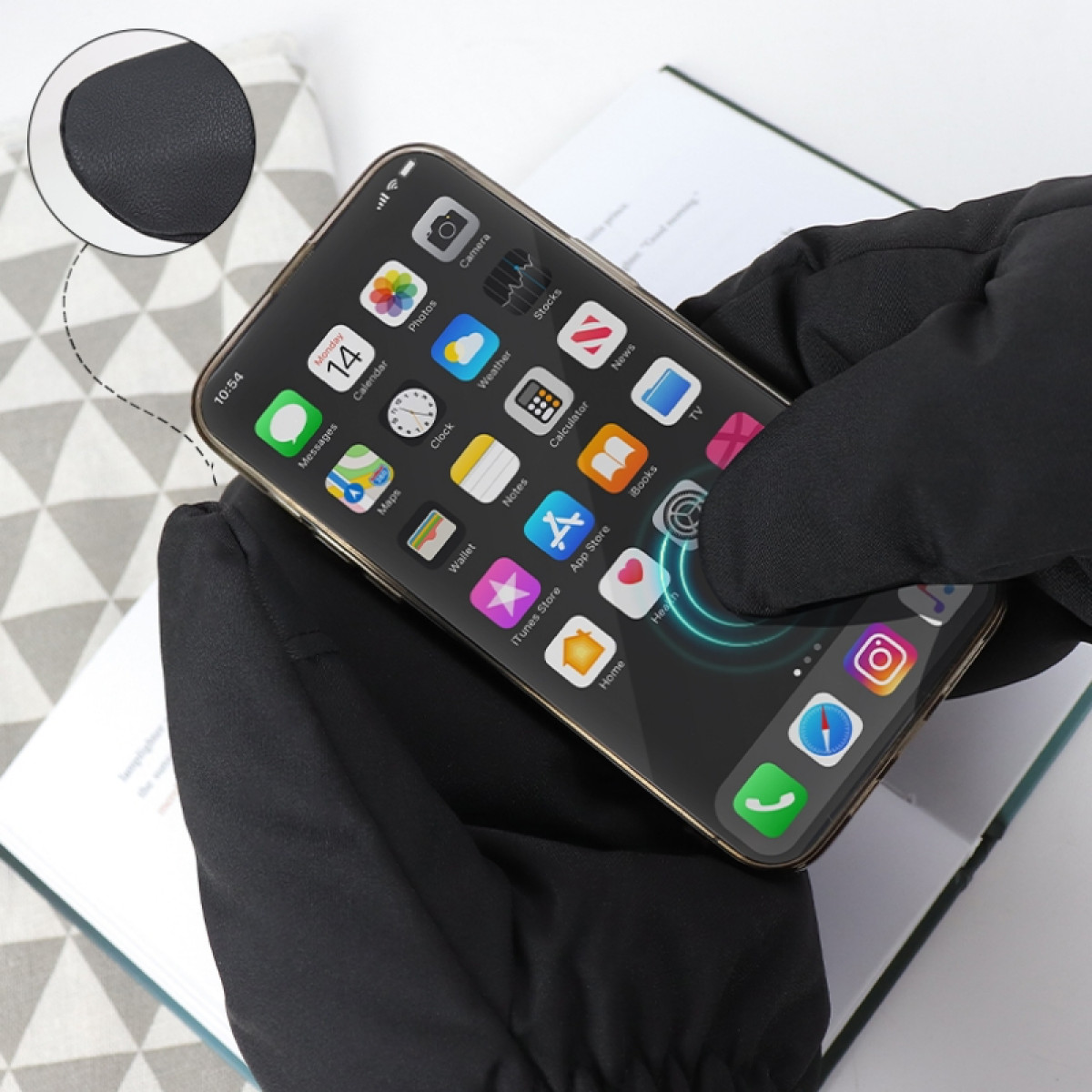 Hände in schwarzen Handschuhen, die mit einem Smartphone-Bildschirm interagieren, der App-Symbole anzeigt.