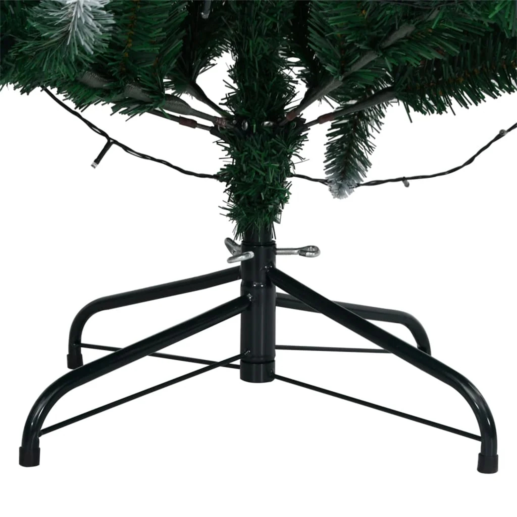 Der Fuß eines Weihnachtsbaums, mit einem schwarzen Metallständer und grünen Ästen.