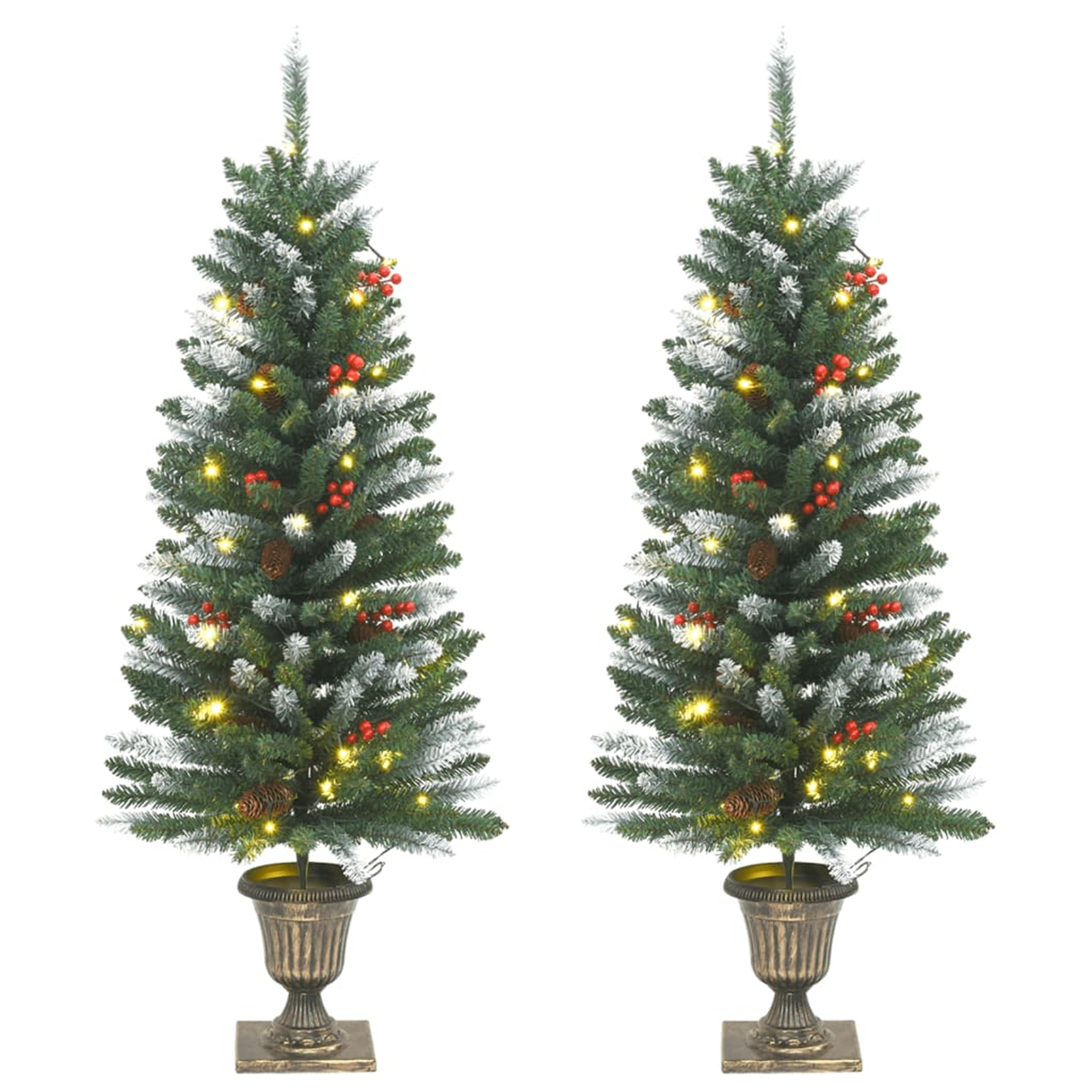 Zwei künstliche Weihnachtsbäume in Töpfen, geschmückt mit Lichtern, Beeren und Tannenzapfen.
