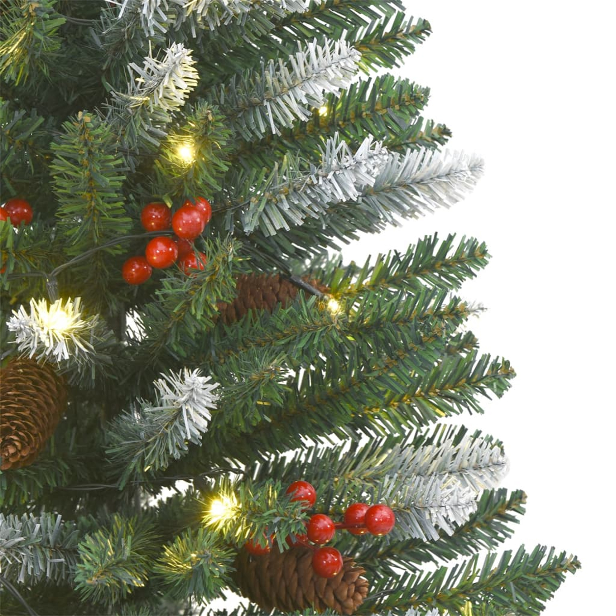 Weihnachtsbaum mit schneebedeckten Ästen, Tannenzapfen, roten Beeren und Lichtern.