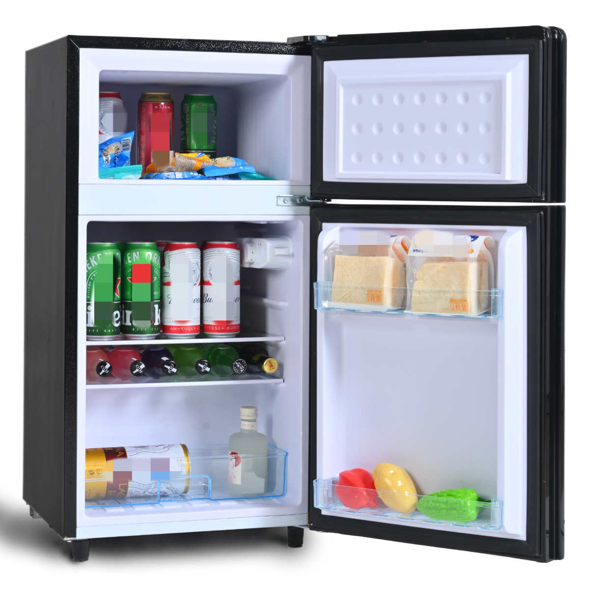 Minikühlschrank, offen. Innen: Getränke, Essen und Snacks. Schwarze Außenseite und weiße Innenseite.