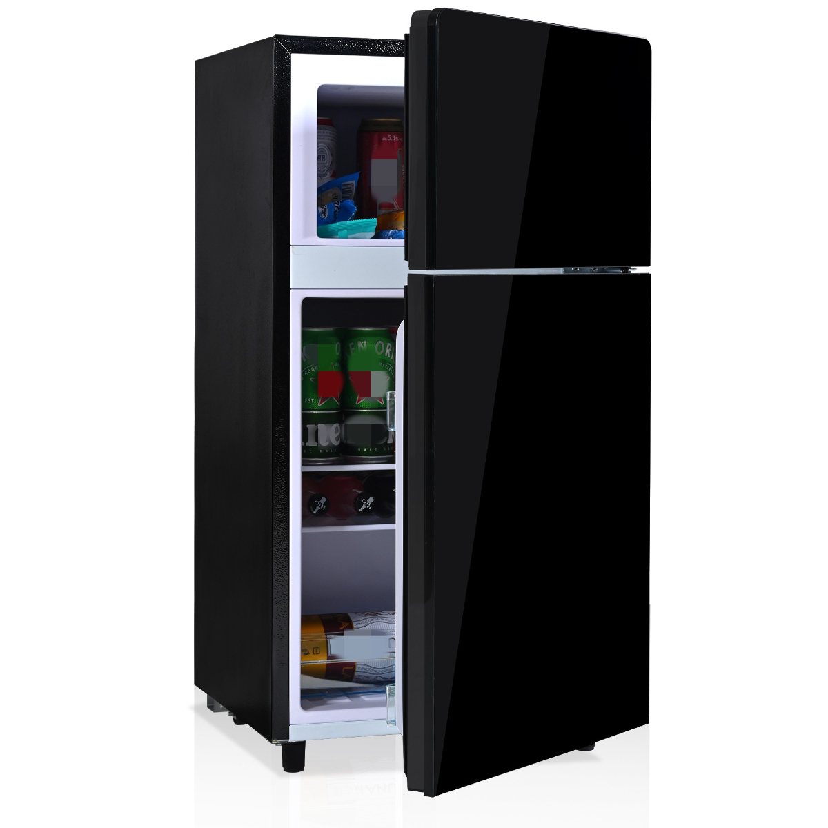 Ein schwarzer Kühlschrank mit geöffneter Tür, die Regale und Inhalt zeigt.
