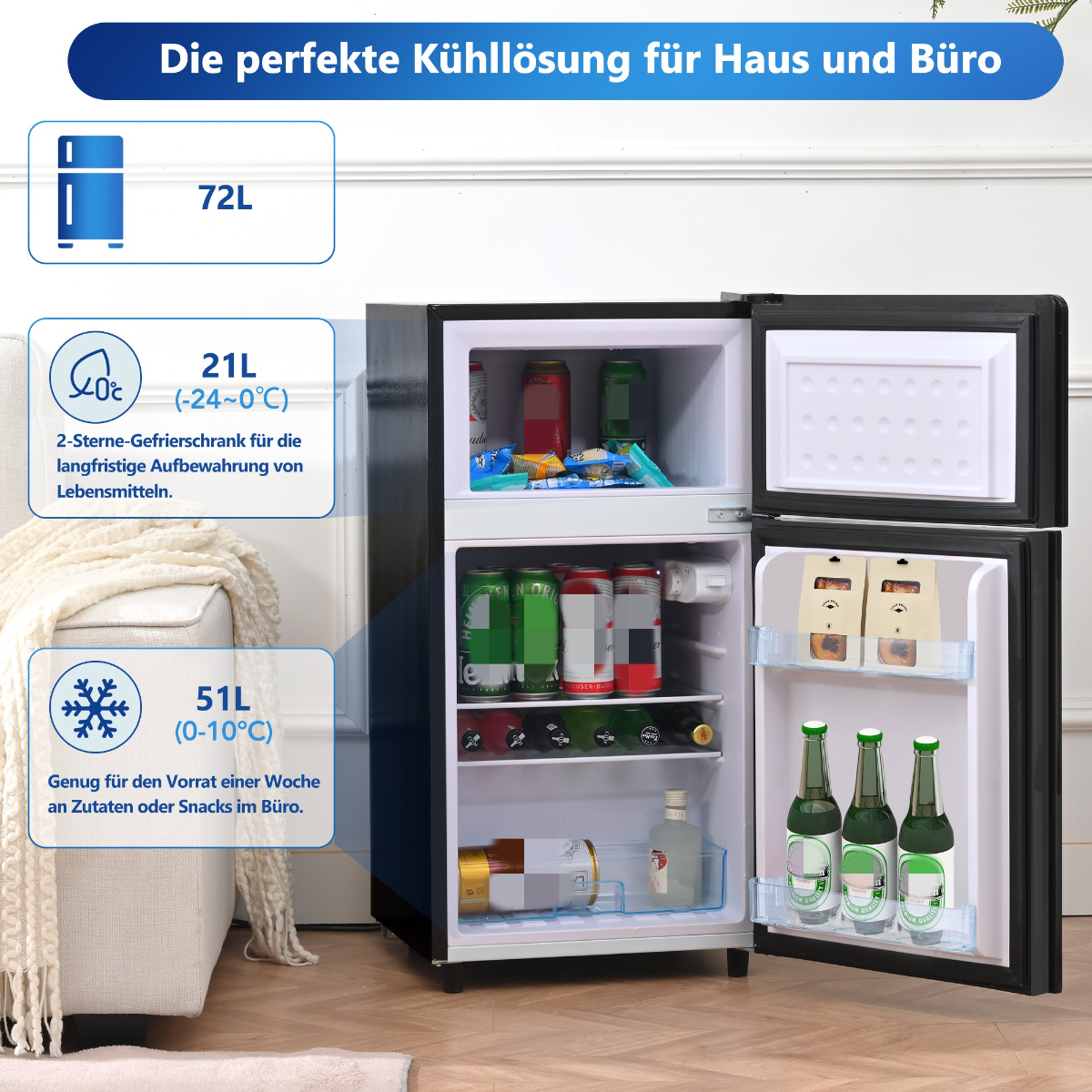 Minikühlschrank mit offener Tür. Getränke sind innen. Textetiketten: 72L, 21L und 51L. Weißer Hintergrund.
