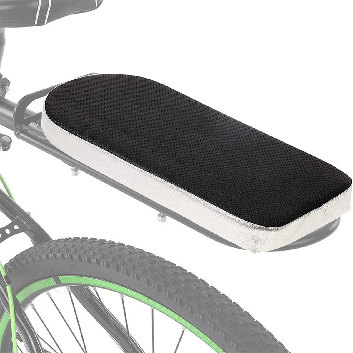Ein schwarzer und silberner Fahrradgepäckträger. Der Sitz ist an einem Fahrrad montiert.