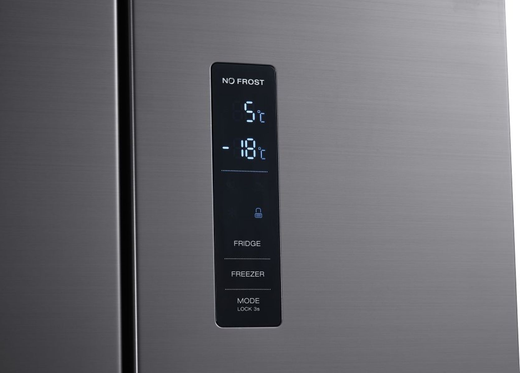 Kühlschranktür-Display mit Temperatur- und Einstellungen. Schwarze metallische Oberfläche.