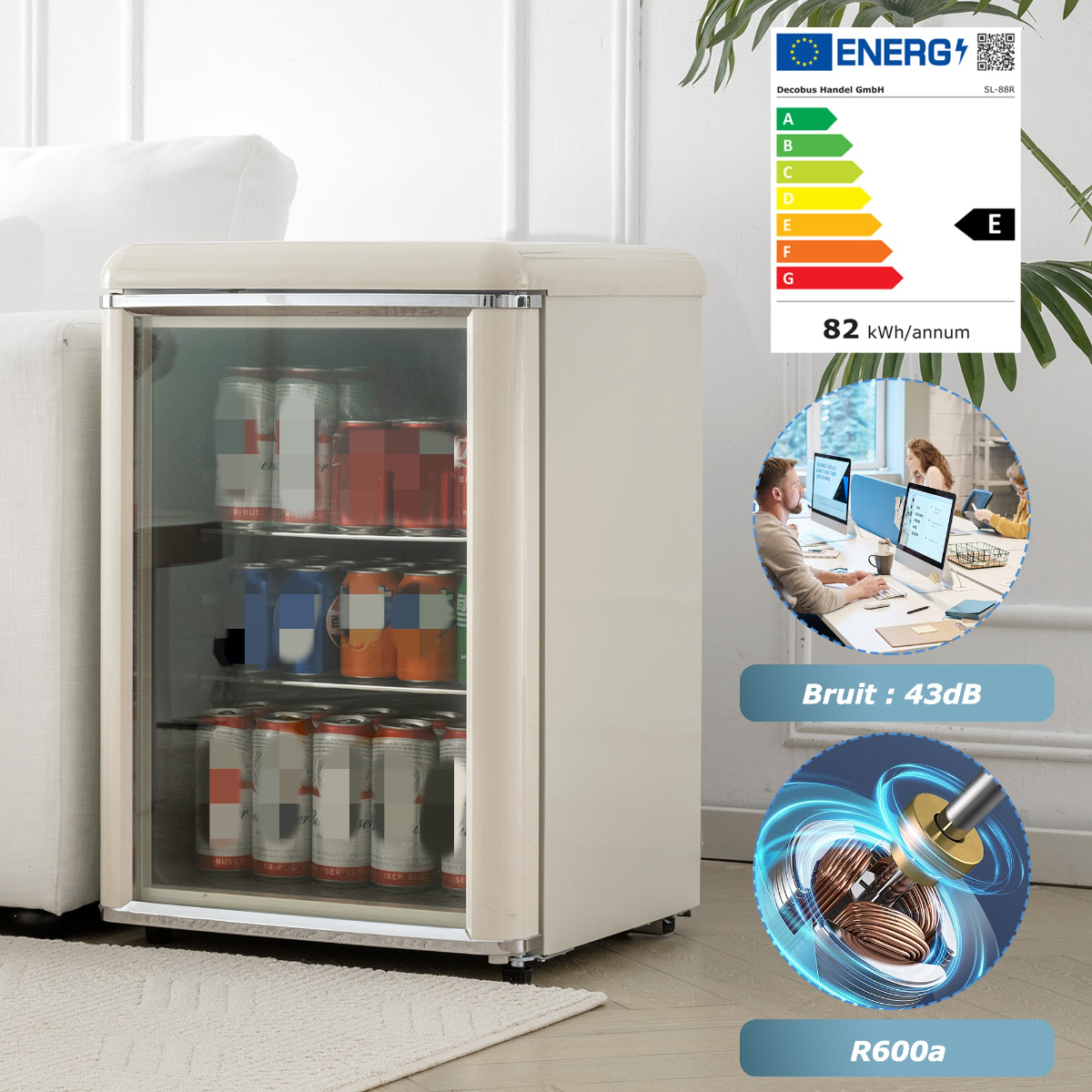 Minikühlschrank mit Glastür, gefüllt mit Getränken, Energielabel und arbeitenden Personen.