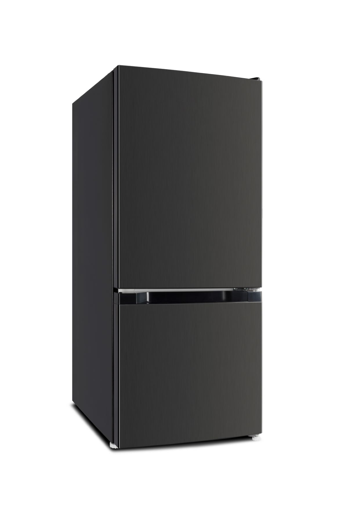 Schwarzer Kühlschrank mit zwei Türen auf weißem Hintergrund.