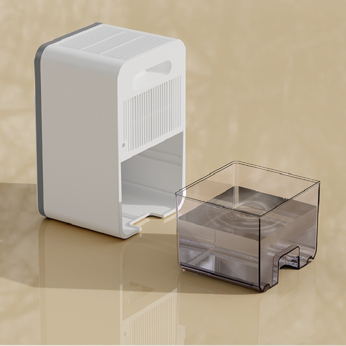 Weiß-grauer Luftbefeuchter mit transparentem Wassertank. Auf einer Oberfläche, neben leerem Behälter.