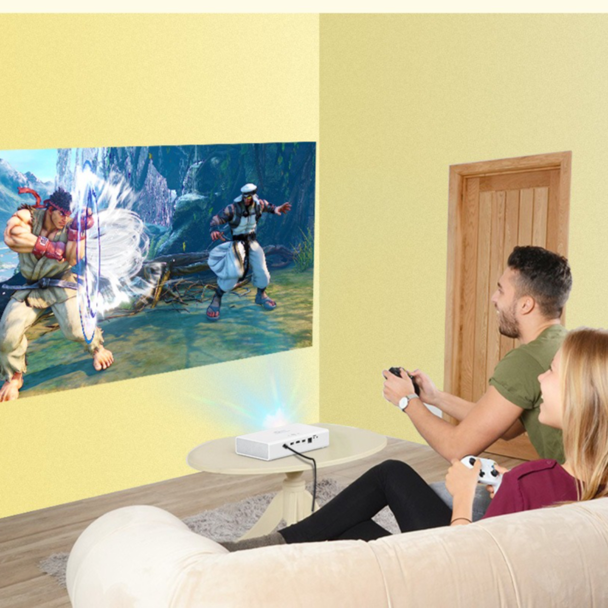 Leute spielen ein Videospiel, das auf eine Wand projiziert wird; ein Projektor auf einem Tisch.