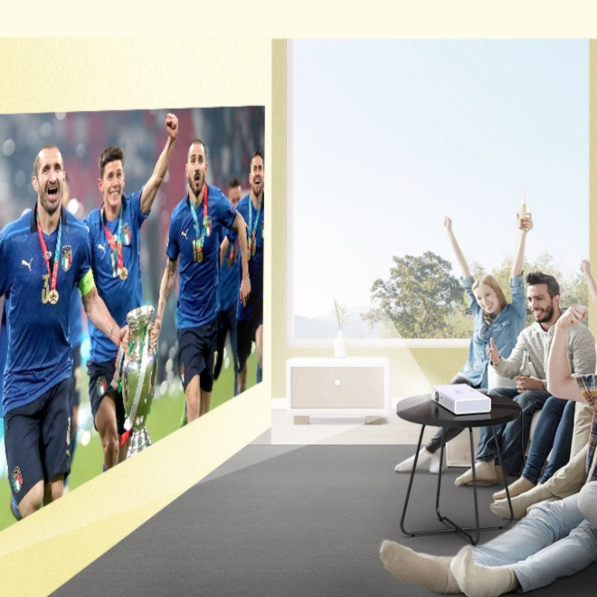 Eine Gruppe von Fußballspielern feiert mit einer Trophäe und eine Gruppe schaut einen Projektor.