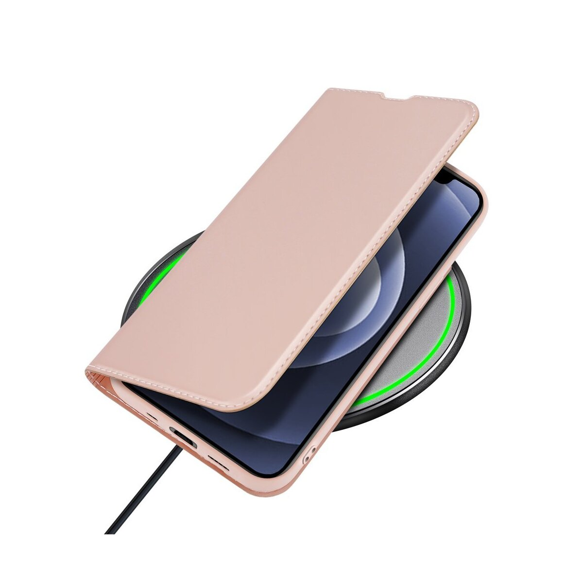 Una custodia rosa con un telefono all'interno su un caricabatterie wireless nero. È collegato un cavo nero.