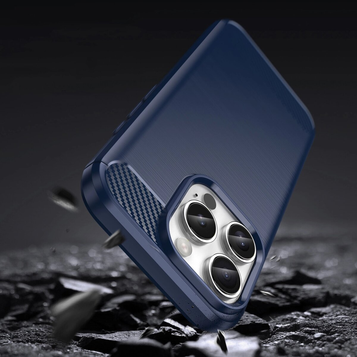 Una custodia blu per telefono con cornice protettiva e sporgenza della fotocamera su sfondo scuro.