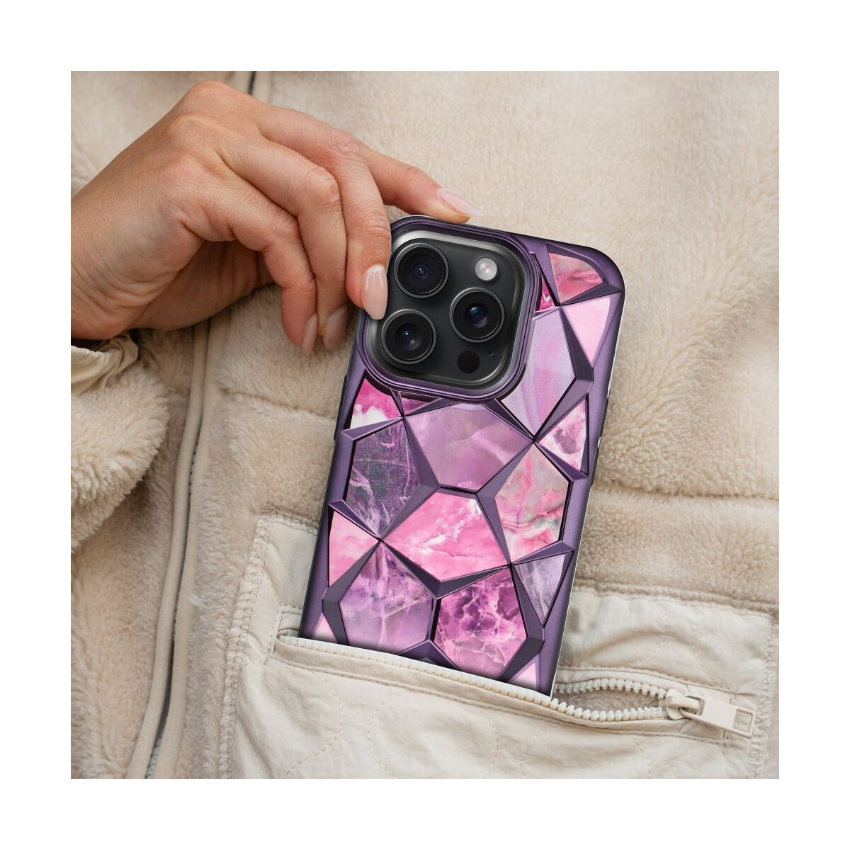 Mano che tiene un telefono con una custodia a fantasia marmo rosa.