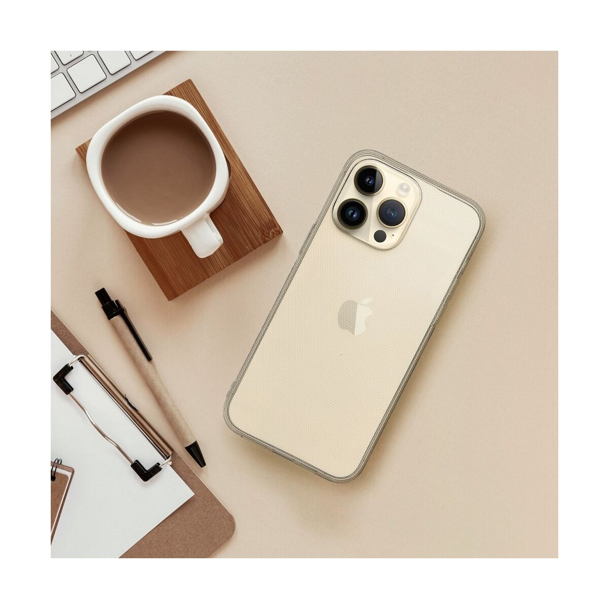 Un telefono con custodia, una tazza di caffè, una penna e una clipboard su una scrivania.