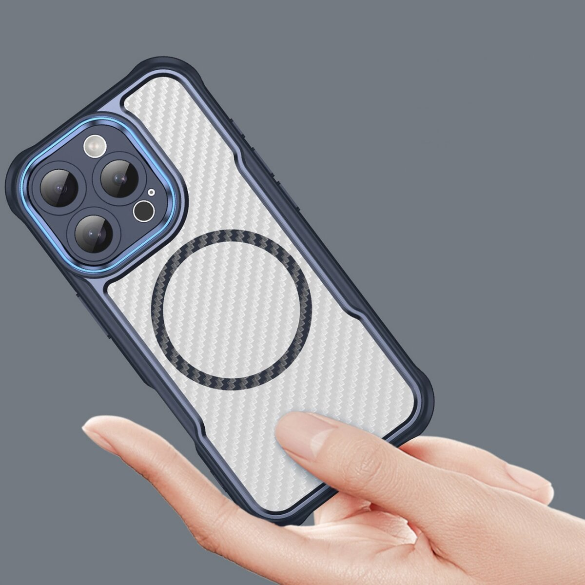 Una mano che tiene una custodia nera con retro bianco fantasia e anelli fotocamera.