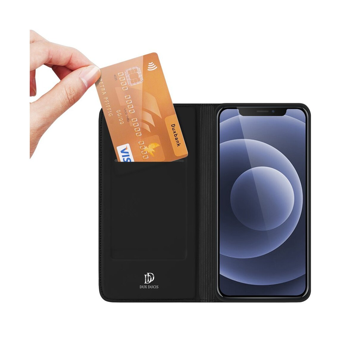 Una mano che inserisce una carta di credito in una custodia per telefono con un telefono.