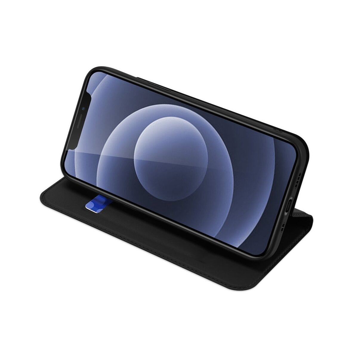 Telefono nero in una custodia nera, aperto su sfondo bianco. Mostra uno schermo blu.