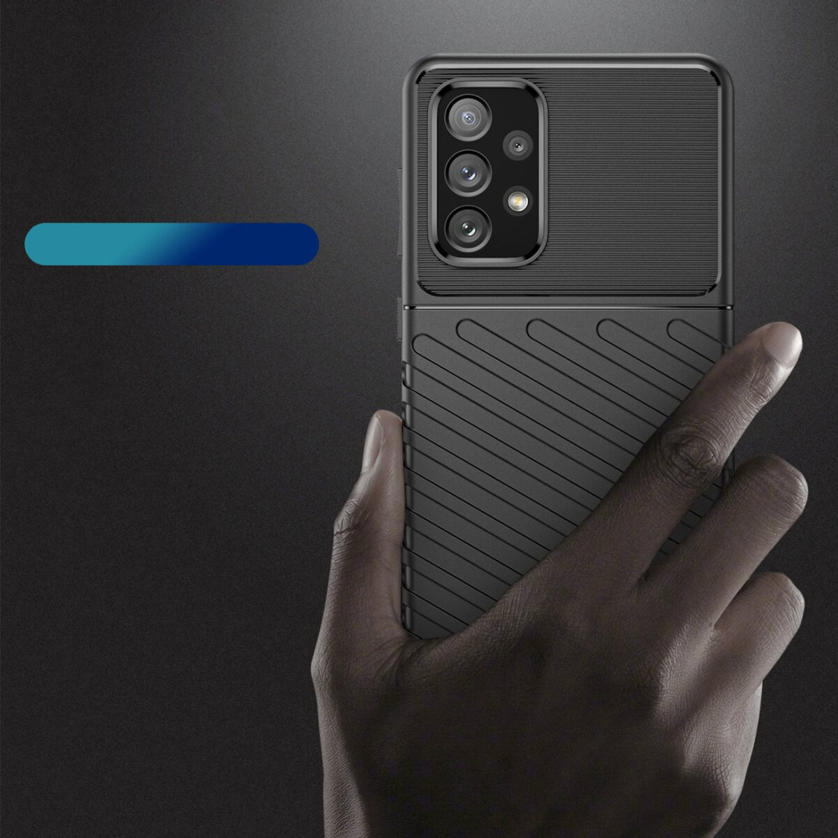Una custodia nera per telefono in una mano, con sfondo scuro e sfumatura blu.