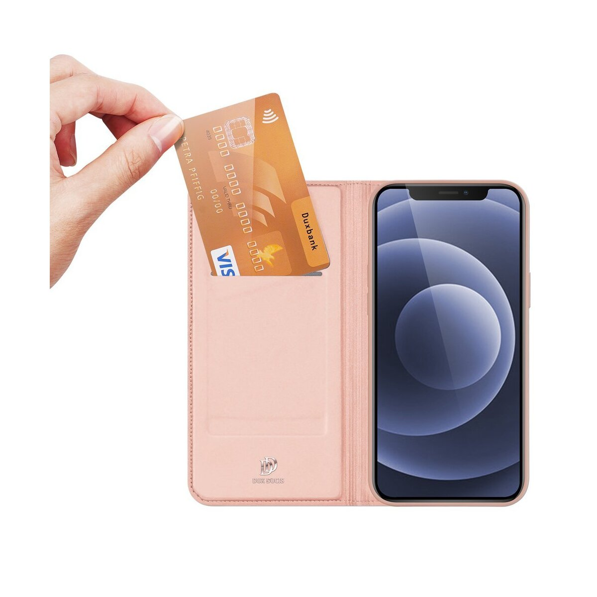 Una mano tiene in mano una carta di credito dorata vicino a una custodia per telefono rosa con un telefono all'interno, sfondo bianco.