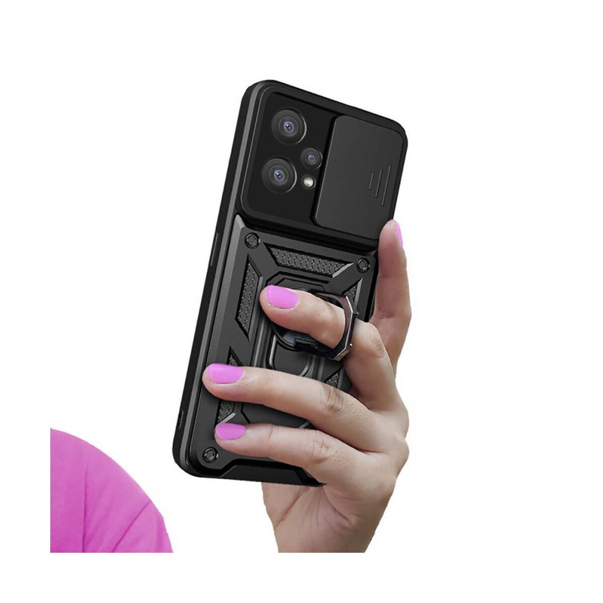 Custodia nera per telefono con copertura fotocamera e anello di supporto. Mano con unghia rosa tiene il telefono.
