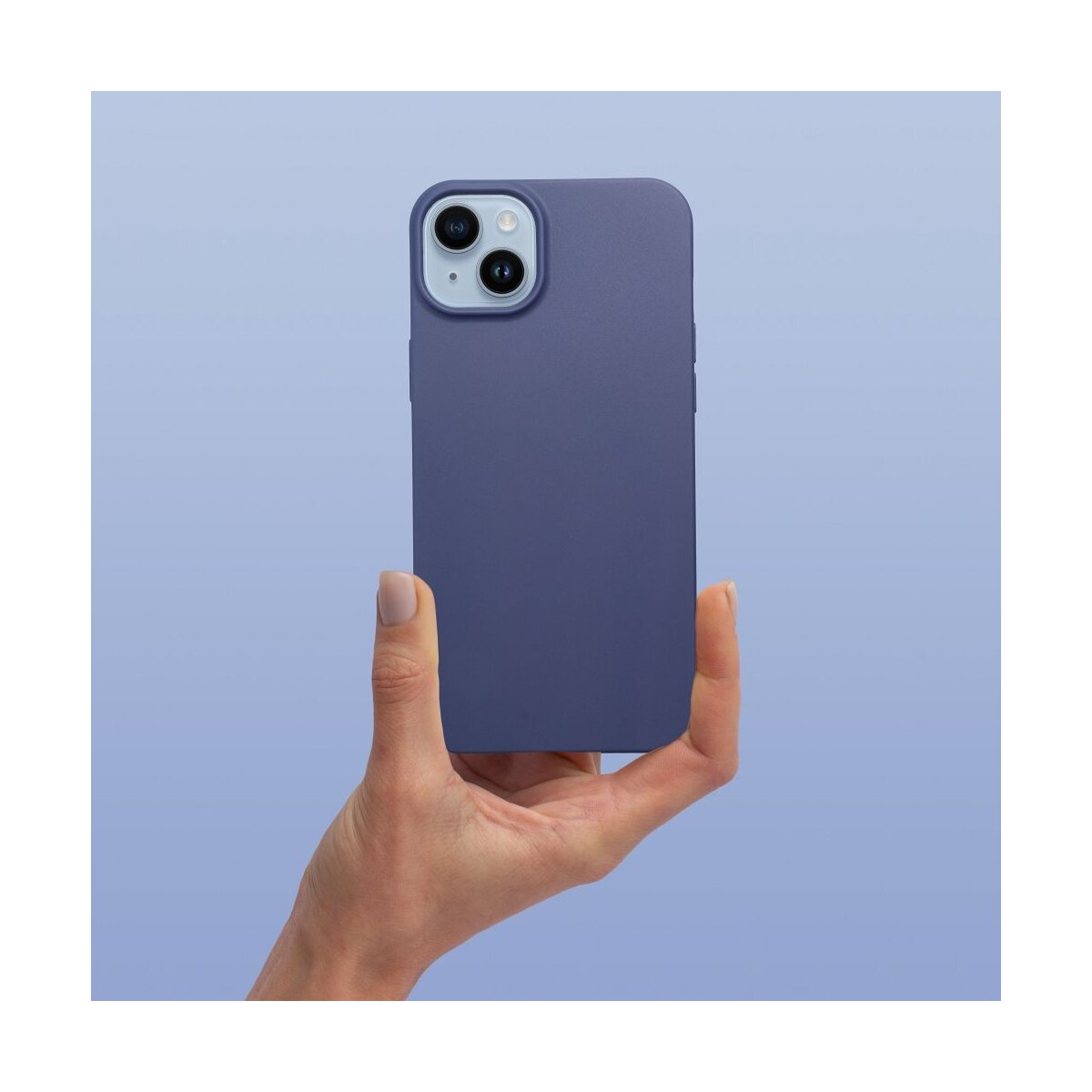 Mano che tiene una custodia blu per telefono, su sfondo blu.