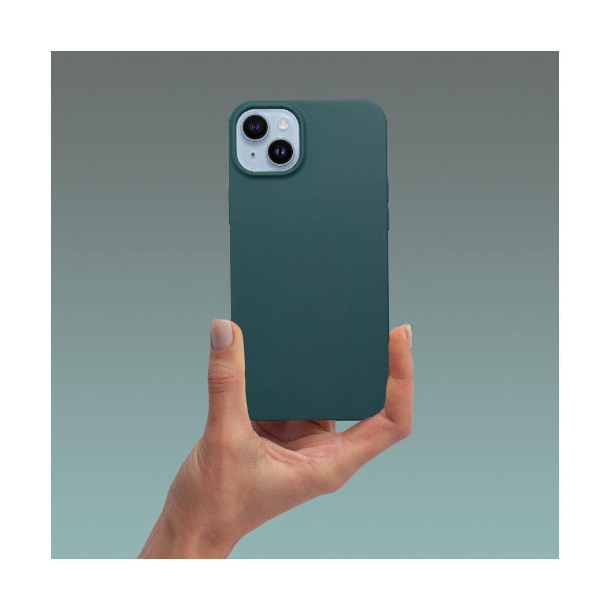 Eine Hand, die eine grüne Handyhülle auf blauem Hintergrund hält.