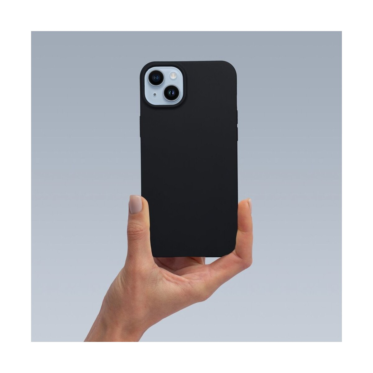 Una mano tiene una custodia nera per telefono su uno sfondo grigio.